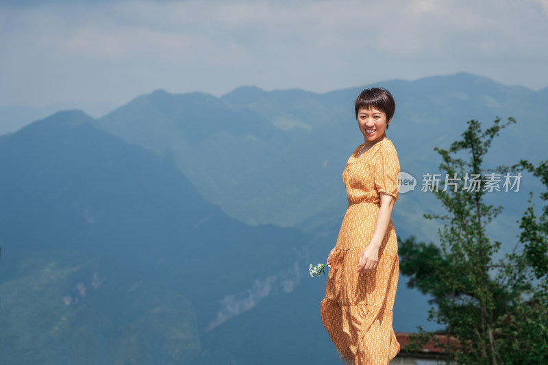 晴朗的夏天午后走在盘山公路上的中国女性