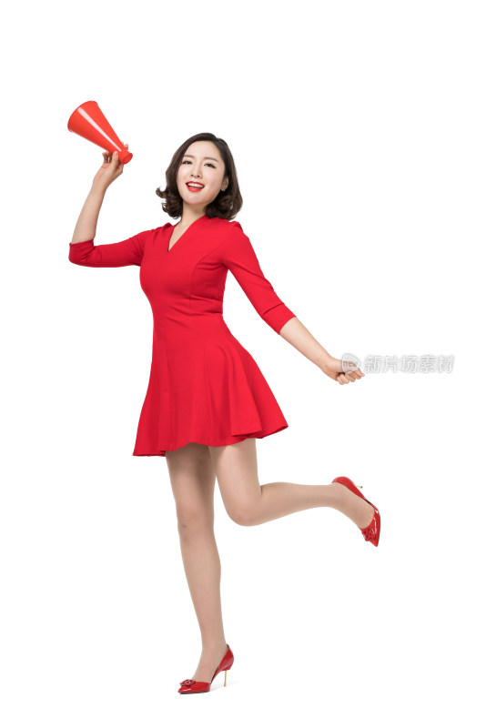 身穿红色连衣裙的年轻女子