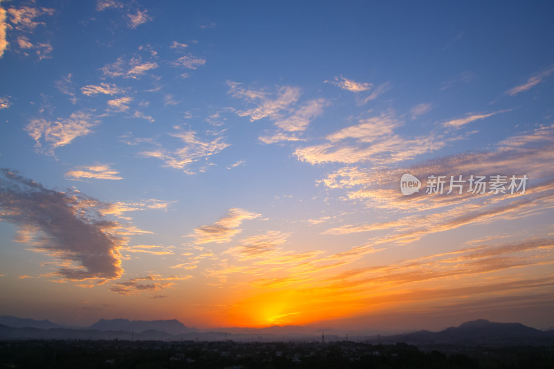 日落余晖下的山峦