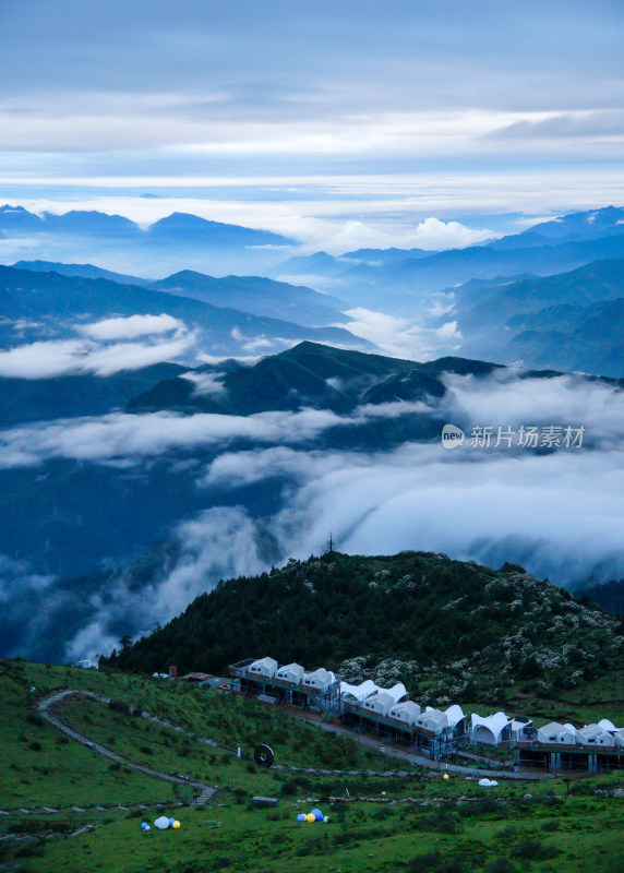 牛背山的山