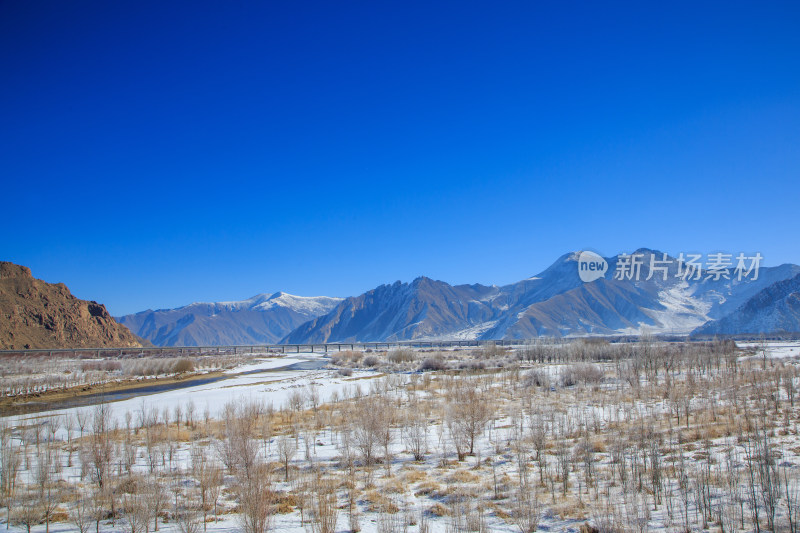 中国西藏冬季拉萨河雪景及拉萨河大桥