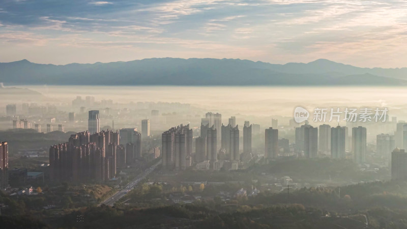 晨曦中的城市与远山景观