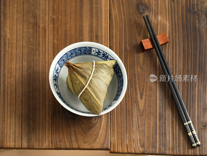 桌面上摆放着的中国传统节日端午节美食粽子