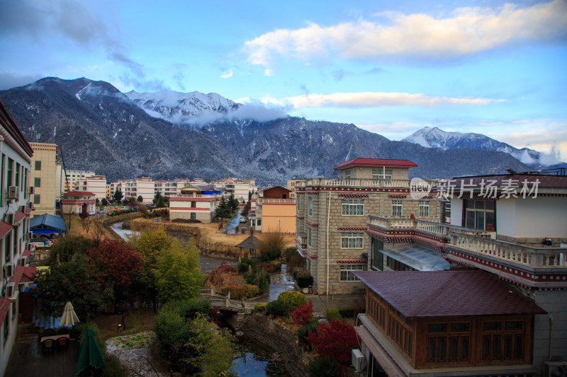 中国西藏拉萨地区民宿与雪山