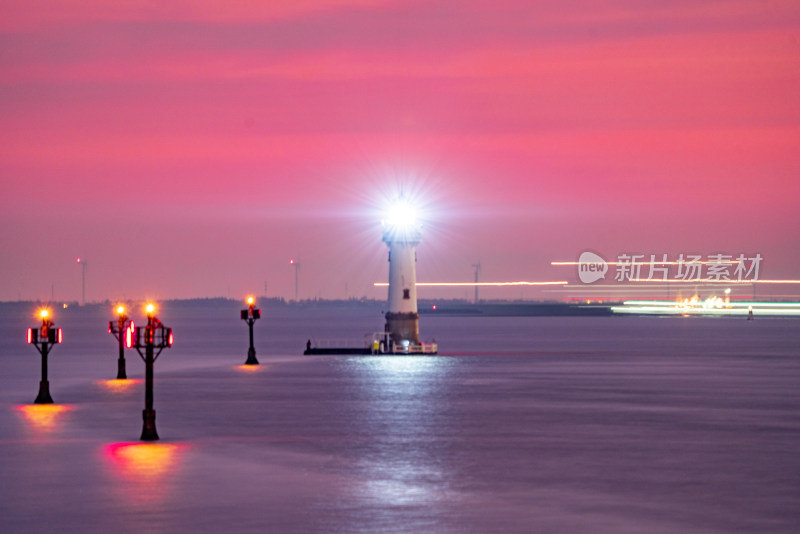 海上灯塔夜景，水面灯光倒影静谧美丽