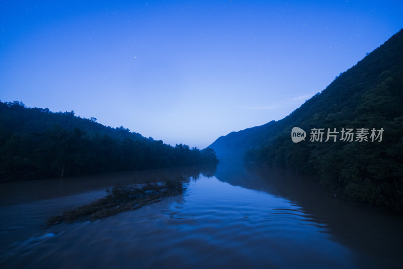 夜色下的河流两岸山林静谧景象