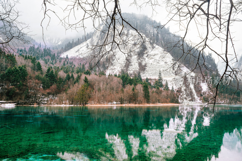 川西九寨沟冬季雪山碧蓝海子唯美