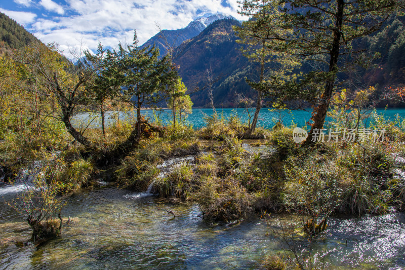 九寨沟秋色，犀牛海山林流水山景