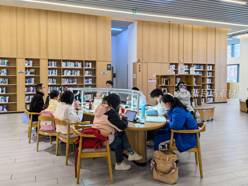 四川成都高新区图书馆新馆内看书学习场景