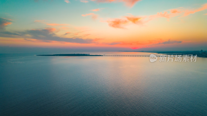 航拍视角的天空大海自然风景