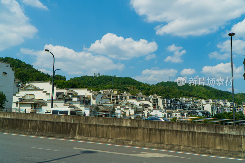 河岸边上的高楼大厦