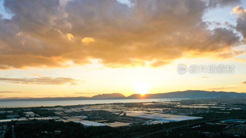 城市天际线下的夕阳余晖