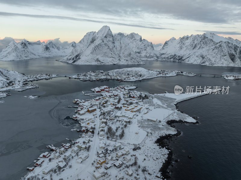 挪威罗弗敦群岛北极圈雷纳冬季雪景高空航拍