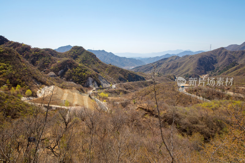 北京昌平昌赤路上观景台远眺大山