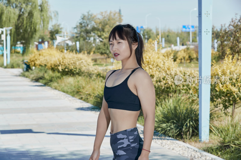 户外河畔公园进行跑步锻炼的亚洲女性