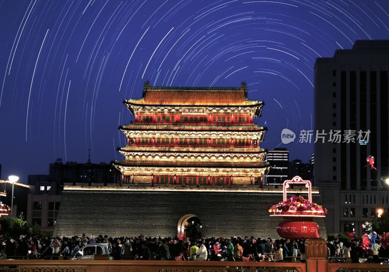 夜晚太原城楼星轨下的热闹场景