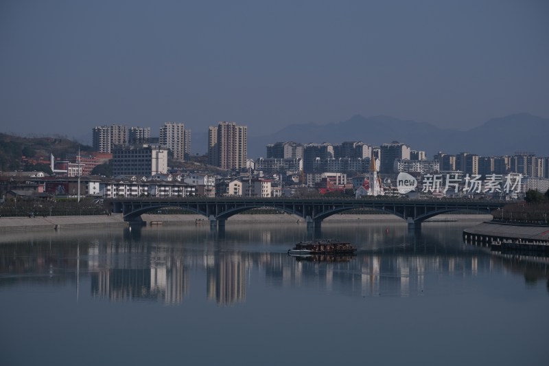 城市桥梁与高楼河岸景观