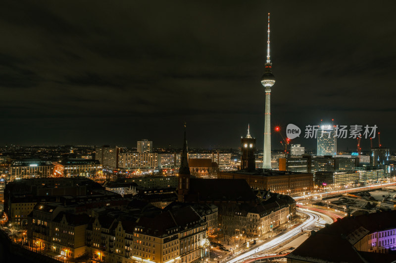 柏林夜景中的电视塔与城市建筑