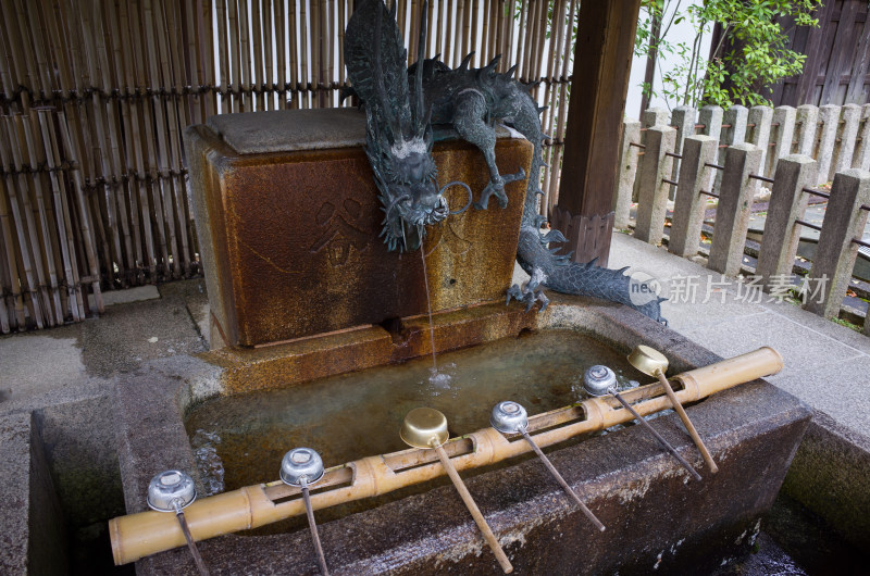 日本清水寺有龙雕塑的洗手池