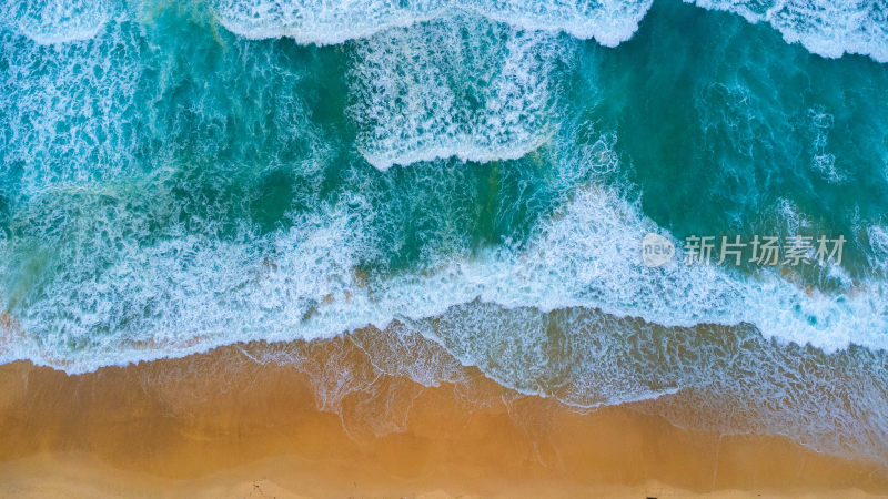 俯瞰海浪拍打沙滩景象