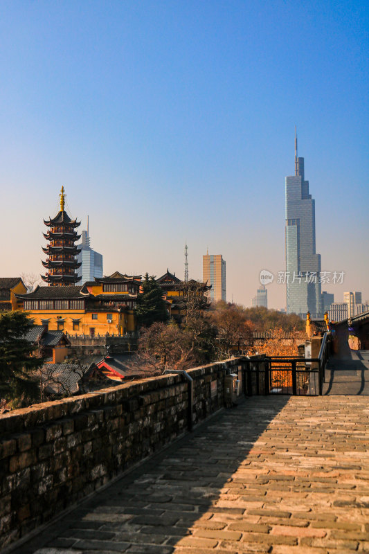 南京鸡鸣寺与紫峰大厦古今同框城市天际线