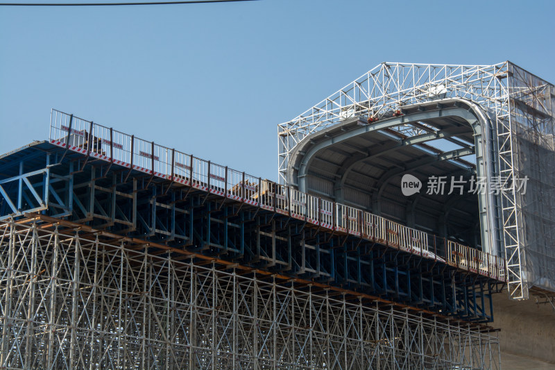 铁路立交桥正在城市中开工建设