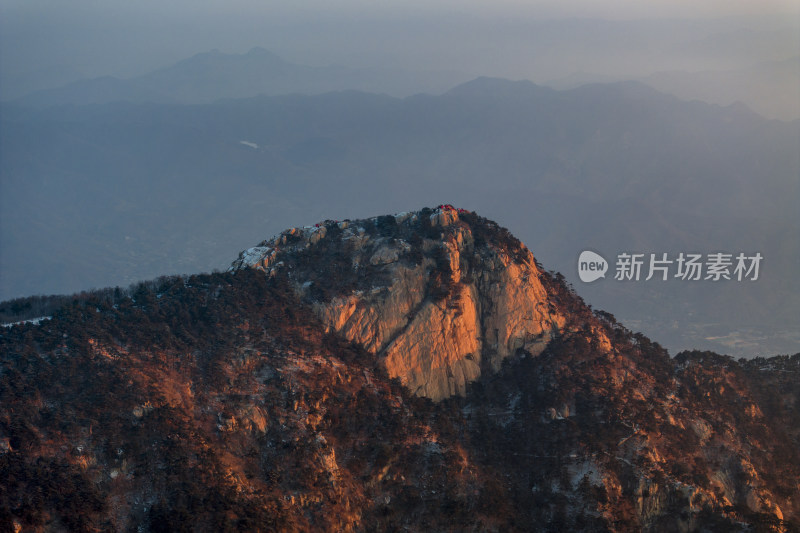 泰山晨曦，日出霞光洒满山