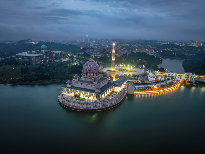 马来西亚布城粉色水上清真寺建筑景观航拍