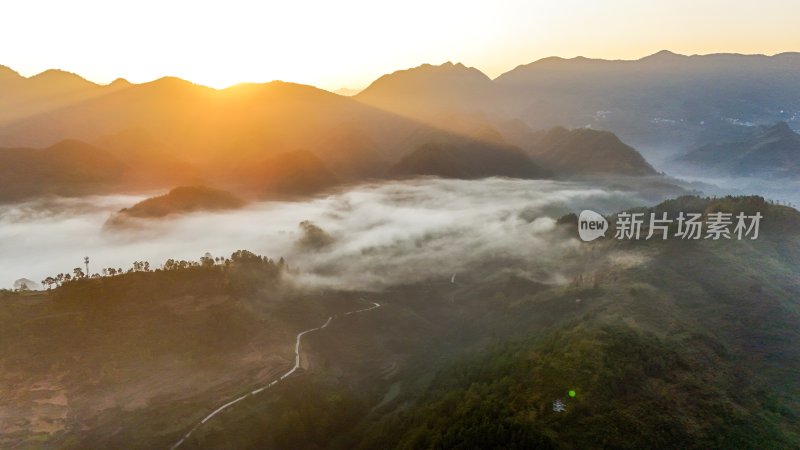 重庆酉阳：霜降后的山坡“红似火”