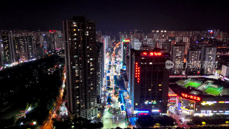 广西来宾政和步行街夜景航拍图