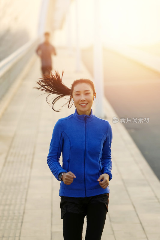 青年女人户外慢跑