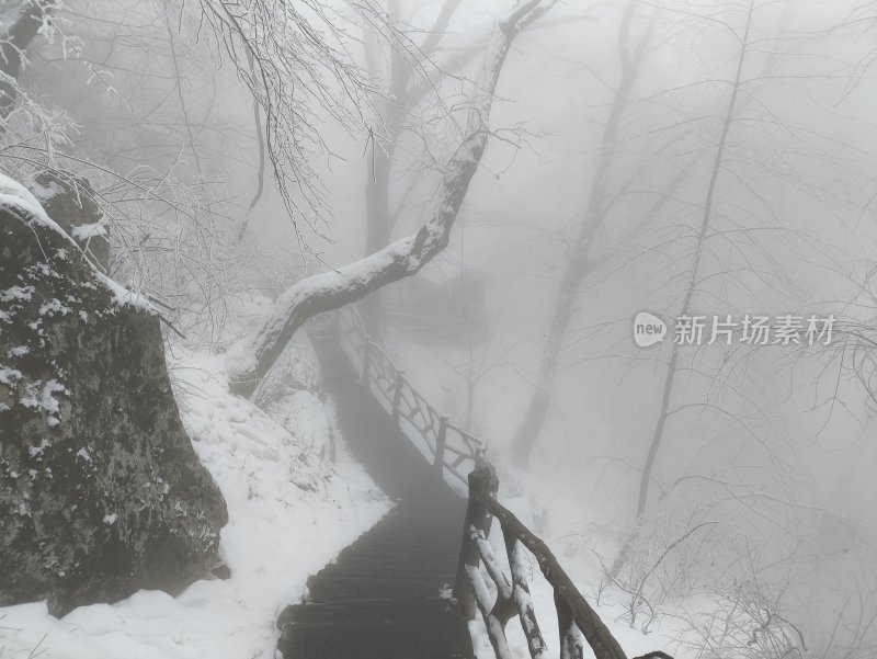 秦岭南五台山雪景雾凇