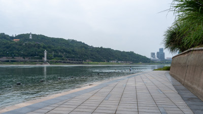 四川宜宾市三江路的江滩步道