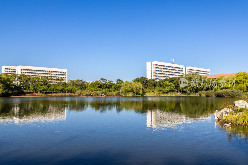 湖畔现代校园建筑群大学与湖泊