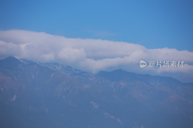 蓝天白云下的连绵山脉苍山洱海壮丽景象