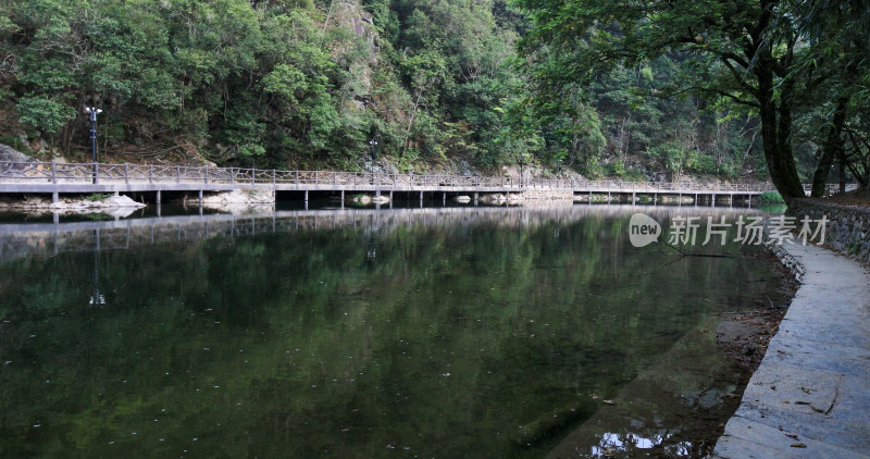 宁静的瑶里古镇水乡河道早晨