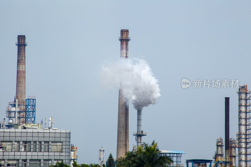 工业炼油厂设施全景