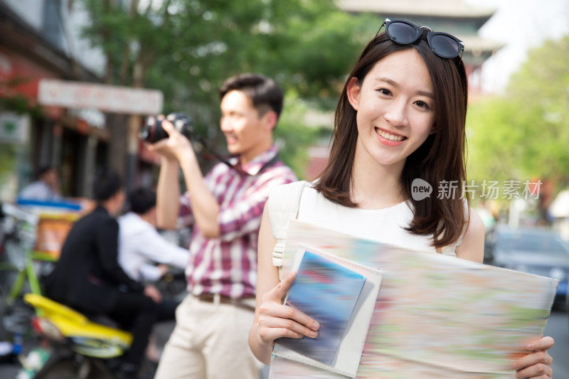 青年女人拿着地图旅行