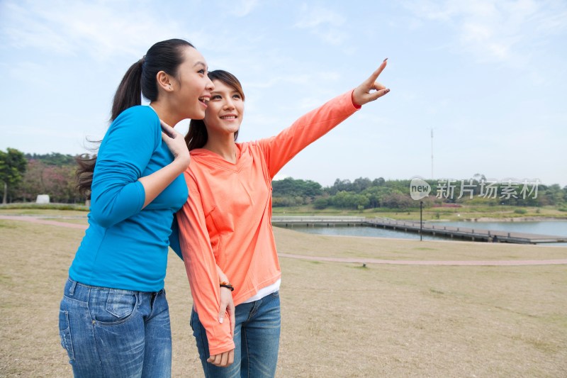 年轻女人在郊外