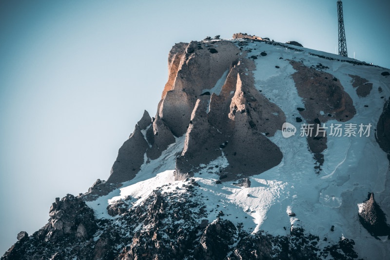 白雪皑皑的长白山在晴朗的天空下