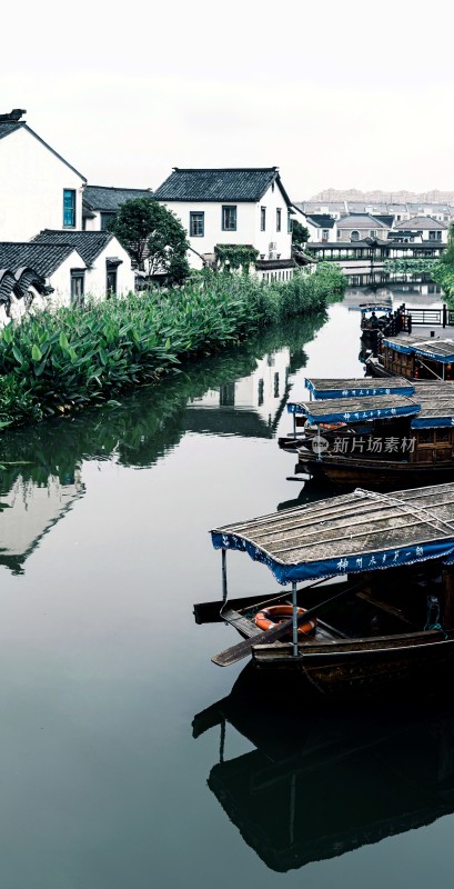 苏州吴中甪直古镇江南水乡河道船只风景