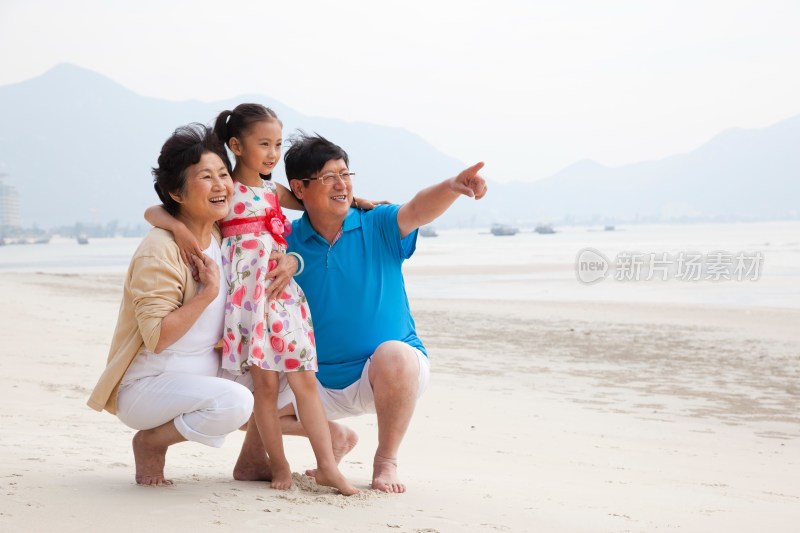 老夫妻小女孩在海滨度假