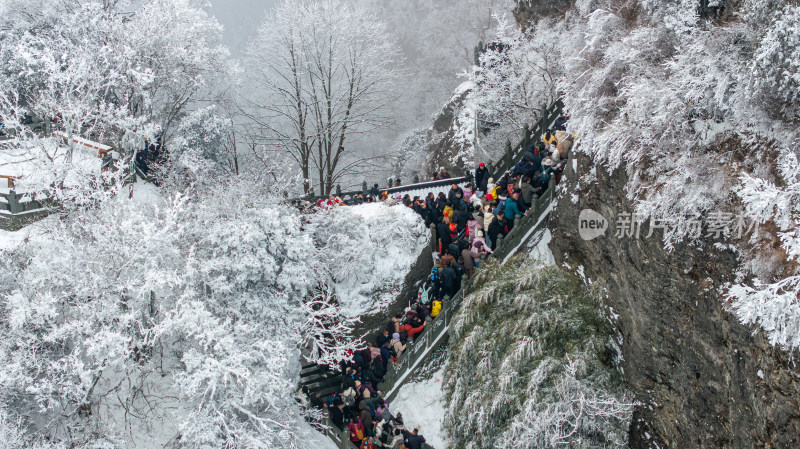 武当山金顶雪后游客排队上山游览