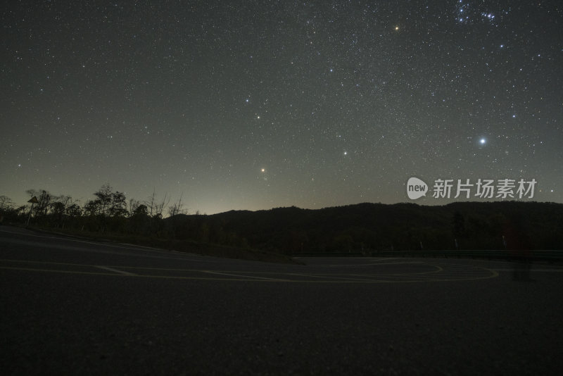 山间公路夜空下的璀璨星空