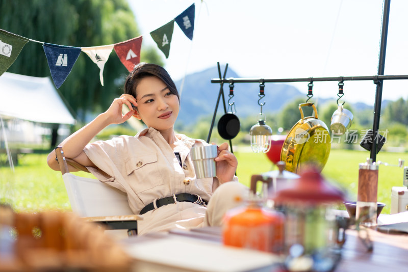 女孩坐天幕下喝咖啡