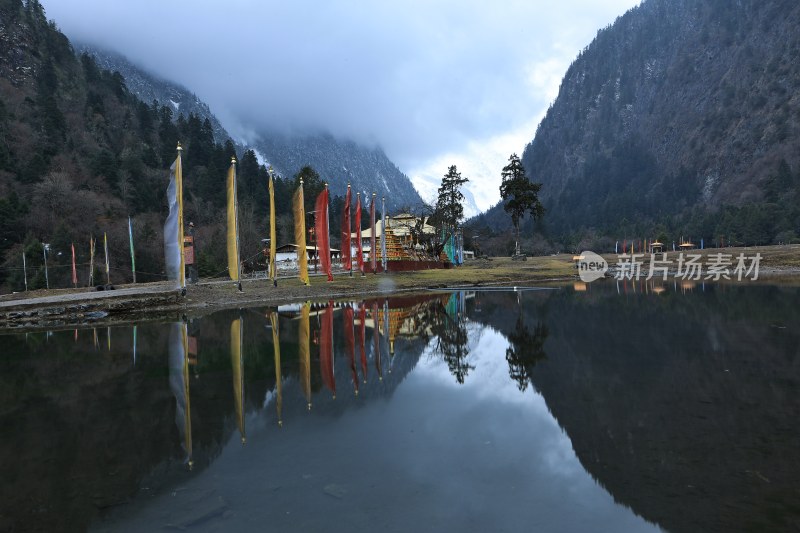 山间湖泊与多彩经幡风景