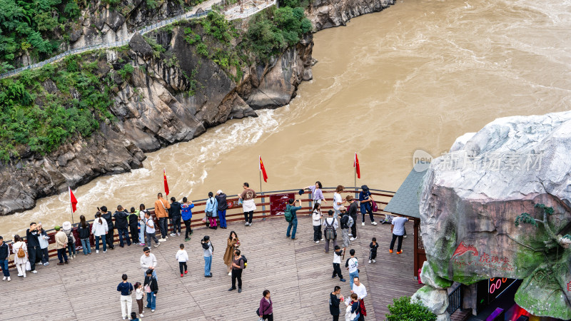 云南香格里拉虎跳峡景区及游客