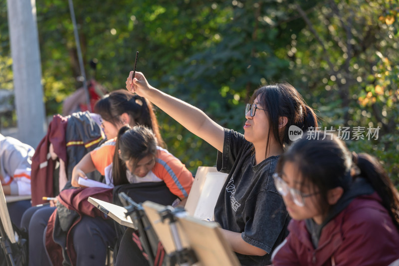 太行山峡谷写生的学生18