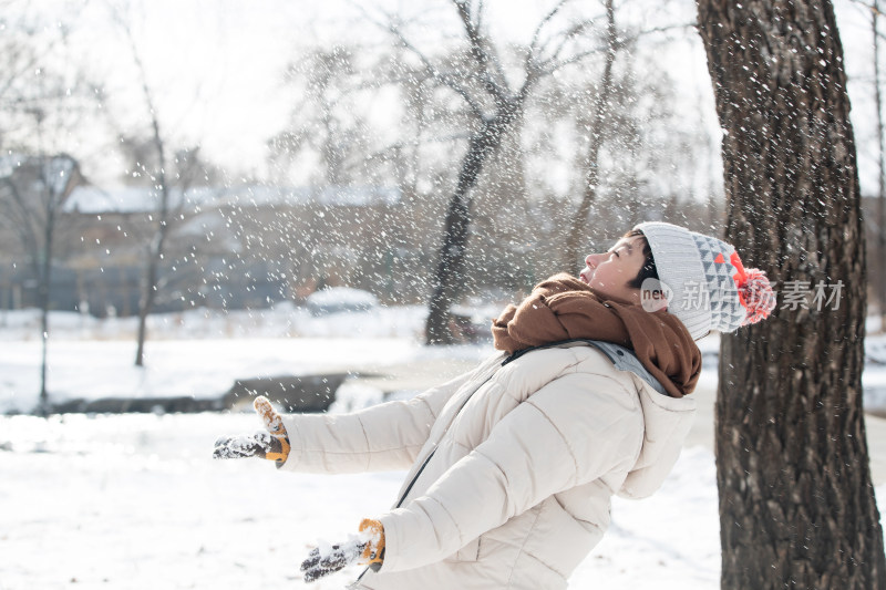 快乐的小男孩在雪地里玩耍