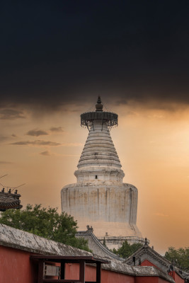 北京白塔寺乌云暴风雨前夕台风